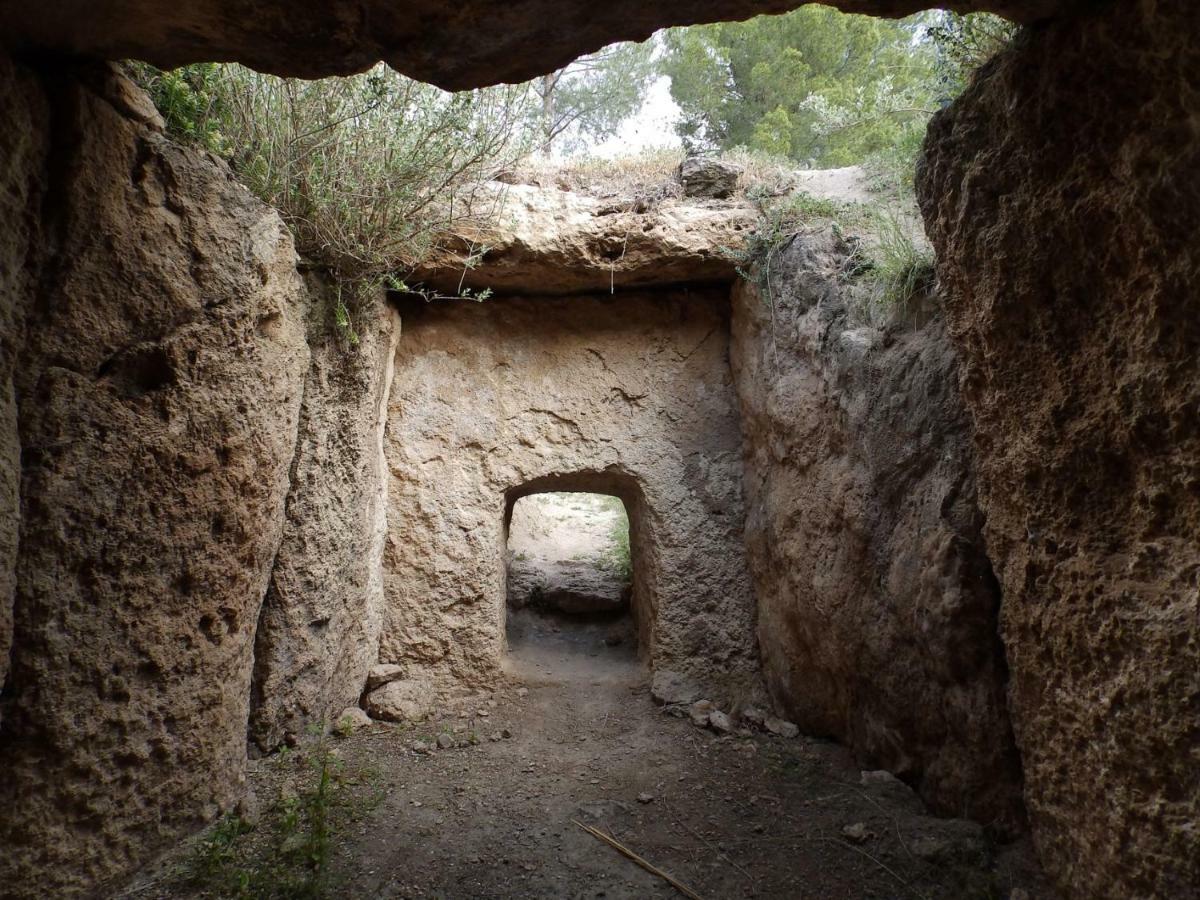Cueva Alfano *